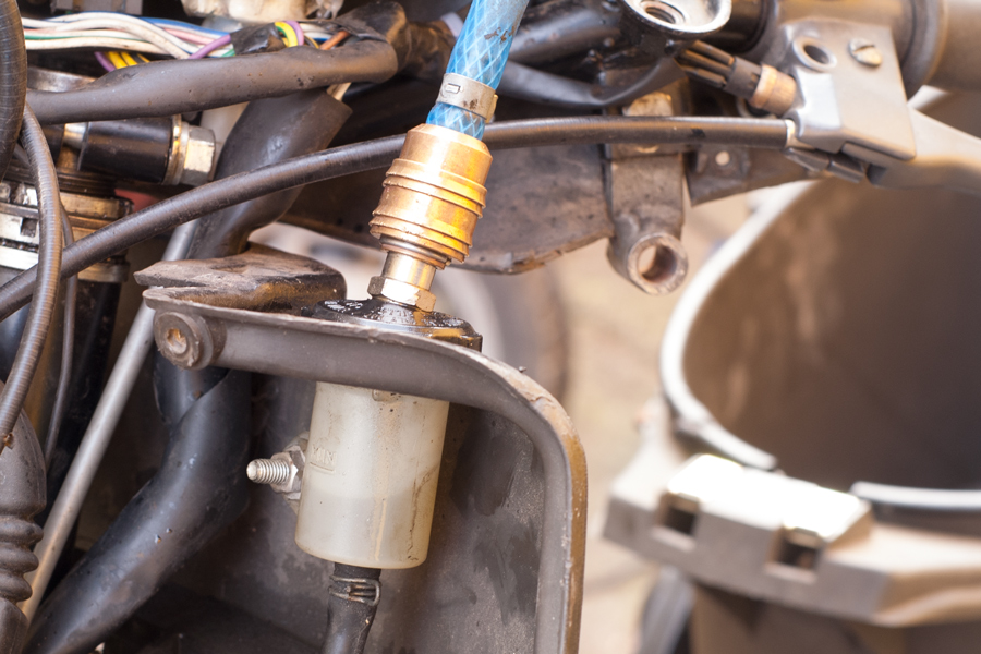 Bremsen mit Druckluft schnell und leicht entlueften