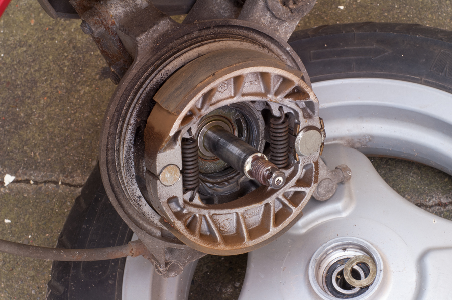Piaggio Sfera NSL Vorderrad abbauen demonate Bremsen