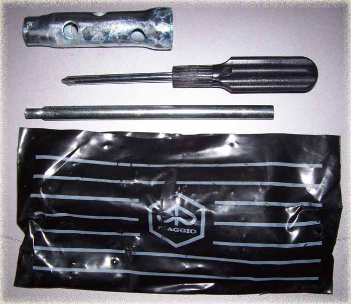 Original Piaggio Bordwerkzeug Roller